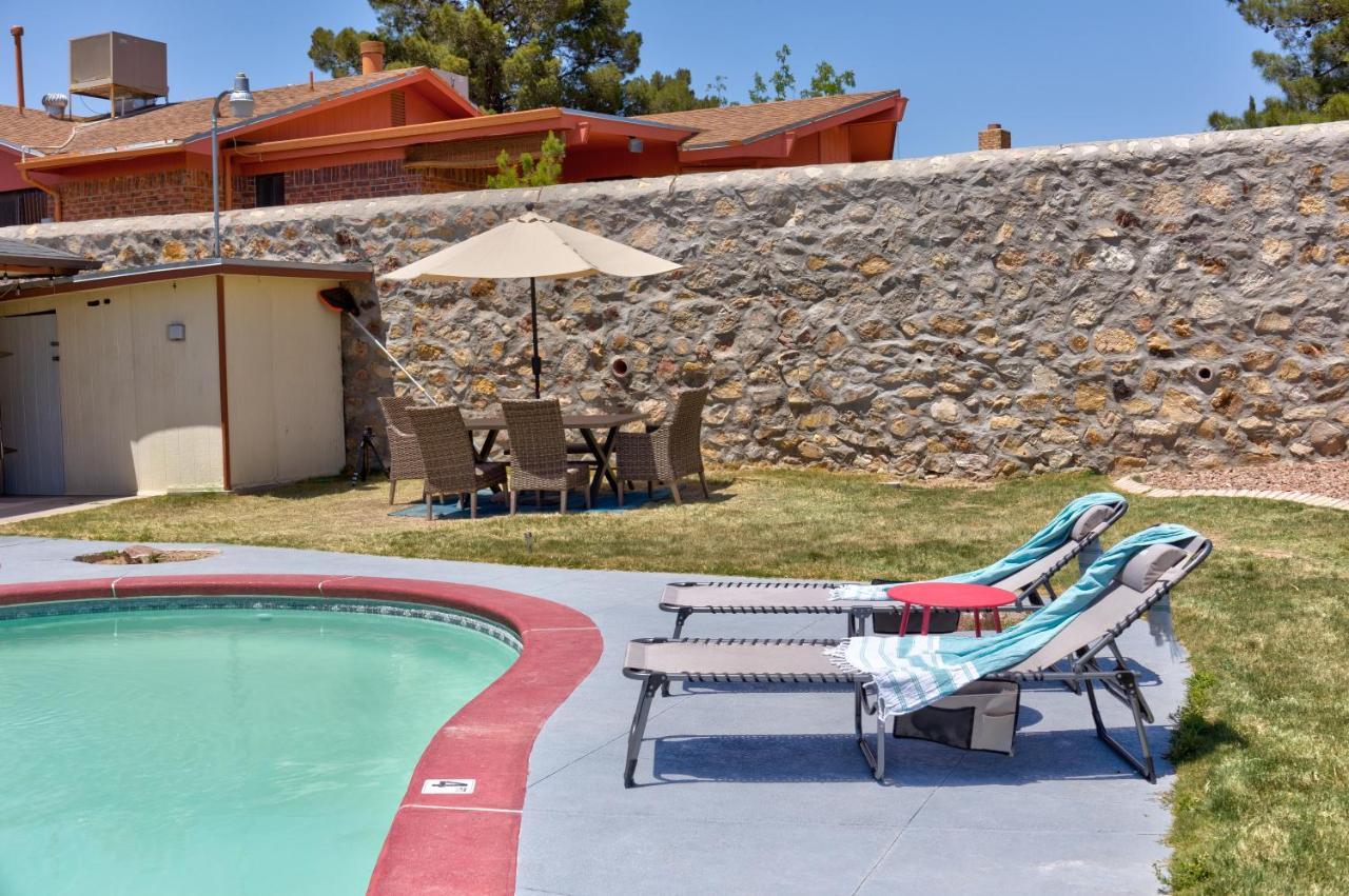 With Mountain View/pool/tub Сasa de vacaciones